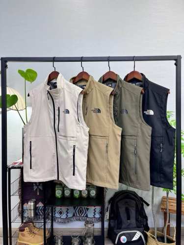 北面四色马甲 Tnf北面The North Face四色马甲，宽松显瘦，高品质，多场景可穿搭，3个拉链口袋容量很大，穿着方便，Wang炸绝绝子，秋季极品 显瘦遮