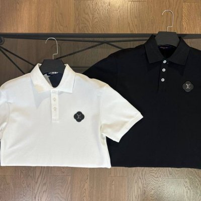 Lv 路易威登2025春夏新款四叶草字母Logo刺绣翻领短袖polo衫 选用丝光珠地棉打造，胸前采用Logo刺绣设计，纽扣全部定制Logo设计，细节满满，高品质