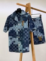 louisvuitton 路易威登 棋盘格牛仔套装 定织棋盘格提花丹宁面料 经典的格子图案融合3D提花两种技术相结合 通过织机在面料上织出立体花纹的工艺 砂洗泛