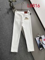 p230 Lv2025四季款修身牛仔裤长裤，采用进口客供日本Denim平纹棉质牛仔面料梭织生产，三标齐全，简约不失大气，柔软细腻舒适，上身百搭时尚L8816 码