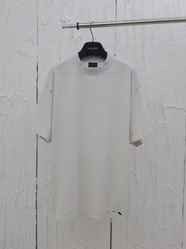 balenciag* 巴黎Blcg 25闪粉麦穗圆领短袖 采用15S精棉平纹，正面饰以闪亮艺术作品印花，金沙闪粉印花是在面料表面形成金属质感闪光效果的装饰工艺，