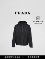 pra普拉再生尼龙薄款夹克外套。尼龙面料的手感密度 高标准的还原 内里做工极其复杂精细、一针一线做工精良 袖口配魔术贴粘扣系带 囊袋式口袋 弹力束绳 胸口三角徽
