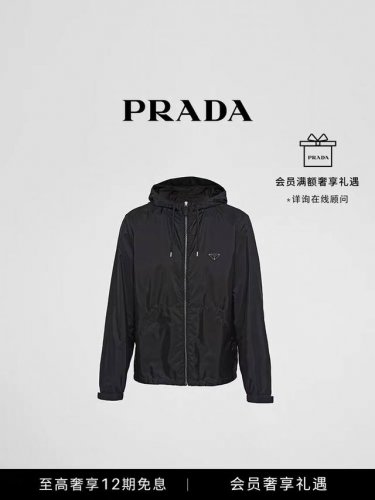 pra普拉再生尼龙薄款夹克外套。尼龙面料的手感密度 高标准的还原 内里做工极其复杂精细、一针一线做工精良 袖口配魔术贴粘扣系带 囊袋式口袋 弹力束绳 胸口三角徽