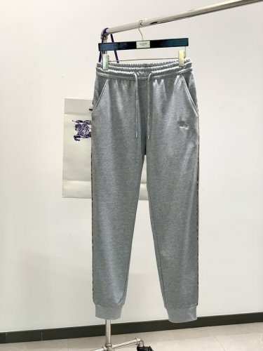burberry 巴宝莉，2025春季最新品，专柜同步有售，原单狠货，时尚休闲裤，进口原版面料，上身舒适透气，顶级刺绣字母图案Logo，原版五金辅料装饰，档次极