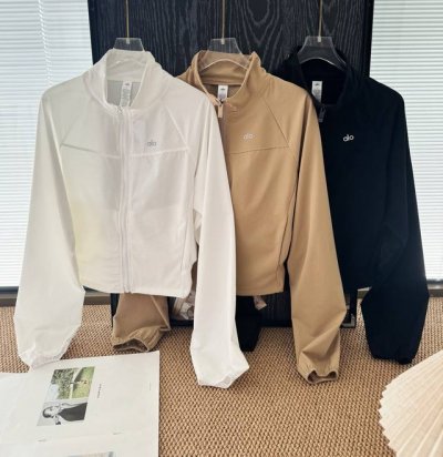 品名 Alo 反光Logo立领夹克防晒外套 尺码 S.M.L 颜色 白色 黑色 卡其 网球风好爱 姐妹们Alo这款防晒修身外套必须拥有姓名 黑色酷飒 卡其高级