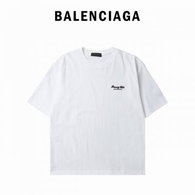 Balenciaga 巴黎世家 经典小标刺绣圆领短袖T恤 颜色：黑色 白色 购入原版开模打造，全套定制辅料，细节决定成败 巴黎世家Balenciaga是时尚界最