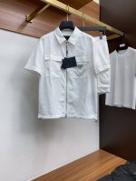 套 普拉达 M-3Xl 25年春夏新款休闲短裤 套装 干净利落剪裁，都市风十足 采用精纺梭织速干面料手感软糯干爽，上身效果挺括有型。五金精致，商务休闲非常好看如