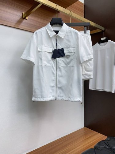 套 普拉达 M-3Xl 25年春夏新款休闲短裤 套装 干净利落剪裁，都市风十足 采用精纺梭织速干面料手感软糯干爽，上身效果挺括有型。五金精致，商务休闲非常好看如