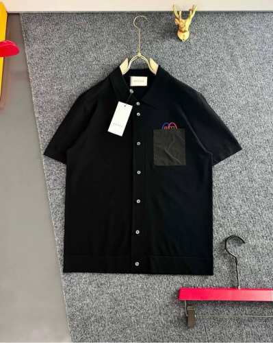 Gucc* 补单出货了 2025夏季 顶级进口私货，翻领 胸前假开衫纽扣 提花肩膀，后背 高品真丝伊力特 高端经典 点缀Logo 设计伊立特纯色百搭款针织短袖，