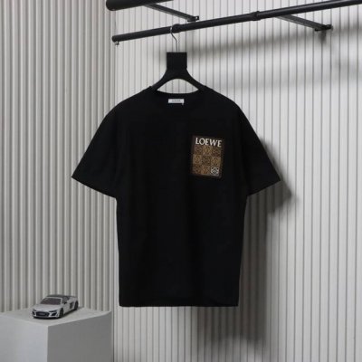 Loewe 罗意威 25Ss 口袋压花Logo短袖采用260G 精梳棉面料 32支双股双纱打造 胸口真皮口袋九宫格Logo 采用真皮激光切割 经过水洗缩水软化工