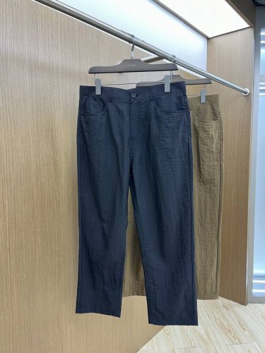 Zz 2540 春夏休闲裤子 美学的焕新诠释,演绎浓郁的格调型时尚风范,细节感和设计感强悍.经典品牌标识做为色彩搭配,演绎经典的品牌时尚,为整体造型增光添彩.进