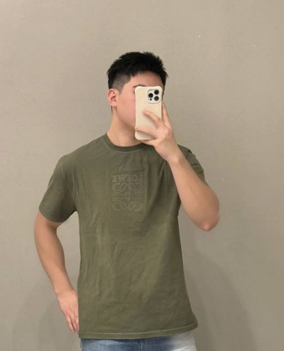 供 顶级复刻 Loewe罗意威2025官网同步大Logo刺绣T恤 面料：32支精棉紧密平纹280克 配套1*1十字罗纹260克 手感柔软 舒适亲肤 搭配胸前Lo