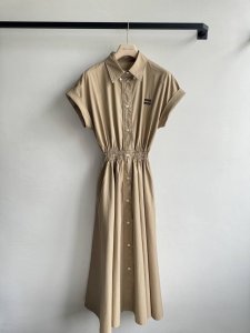 miumi*新款连衣裙 卡其色连衣裙 穿上直接气质拉满搭配高级卡其色调 复古感十足 设计简约清爽 轻松打造慵懒文艺风 瞬间变身气质女神 不管是约会 逛街 下午茶