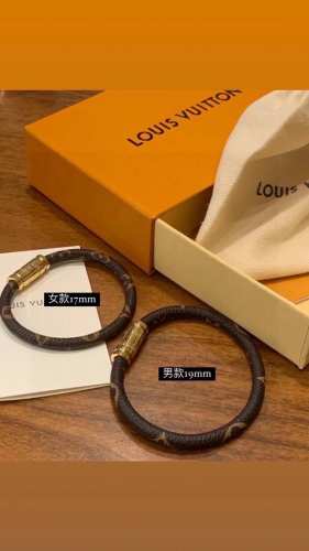 70 lv 路易威登 中古情侣老花皮手环 配全套包装 型号：男款(19Cm) 女款(17Cm) 满屏幕都是买两个的 ！ 听我的另一半就送这个 还是全套包装 送人