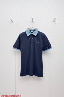 l794 Mu Miumiu 格纹徽标Polo衫 工艺说明：面料采用210克双精疏棉股珠地布，定制条纹梭织布，定制扁机罗纹，整体走线平直细腻，面料舒适柔软，颜色
