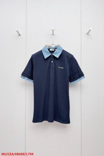 l794 Mu Miumiu 格纹徽标Polo衫 工艺说明：面料采用210克双精疏棉股珠地布，定制条纹梭织布，定制扁机罗纹，整体走线平直细腻，面料舒适柔软，颜色