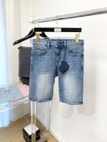 普拉达、2025最新品，专柜同步有售，原单狠货，水洗休闲牛仔短裤，进口原版水洗弹力面料，舒适有弹性，原版五金辅料装饰Logo，版型超正，档次极高，专柜品质，上身