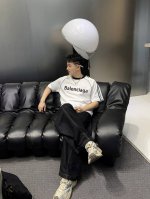 巴黎世家 线条新款肩部设计 字母印花双层重工短袖T桖 字母图案不管是T桖还是卫衣都是每年的爆款单品 前幅大面积印花采用大康丽数码印花机直喷 成本极高 经过多次的