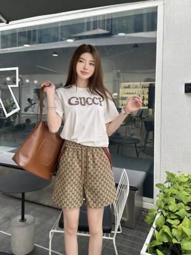 gucci夏季新款白色纯棉圆领T恤胸前贴布绣花Logo提花短裤套装袋纯经典绿红绿织带装饰身上好看高品质Sml