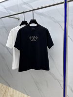 LV*路易威*登 2025Fw春夏新品圆领打底外穿T恤，立体感Logo常规半袖纯棉打底T恤，棉，手感面糯有骨感，柔而有韧性。工艺处理，韧性和抗皱性能得到大幅度提