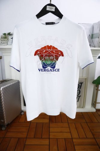 p380范思泽/Versac*. 2025春夏新品时尚圆领短袖采用高档伊力特高端面料 经典圆领款式独特又清凉 奢华经典品牌美杜莎Logo设计百搭气质 秉承大牌的