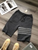 顶级版本！ Tb丨Thom Browne 汤姆布朗 四条杠华夫格男女款抽绳短裤. 颜色：深灰色. 材质：定织原版380G华夫格面料. 尺码: 1 2 3 4码.