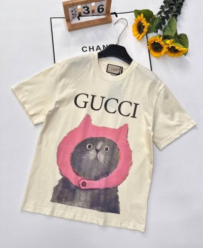 gucci 可爱猫咪印花短袖T恤。水彩印花可爱帅气又时髦的调调！设计感十足，干净又清爽 满满的青春活力 真的狠难不爱啊！凹起造型来妥妥的好看 经典的小圆领设计简