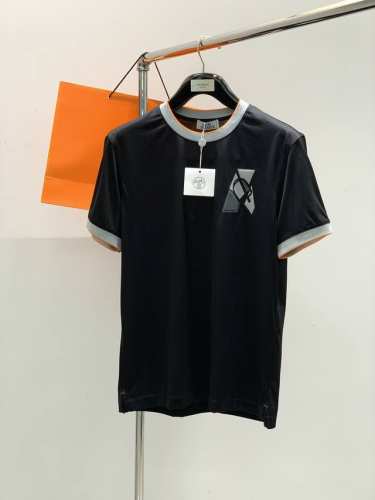 HermèS 爱马仕，2025夏季最新品，专柜同步有售，原单狠货，时尚休闲圆领短袖T恤，定制进口原版面料，舒适透气，顶级刺绣工艺字母图案装饰Logo， 上身帅气