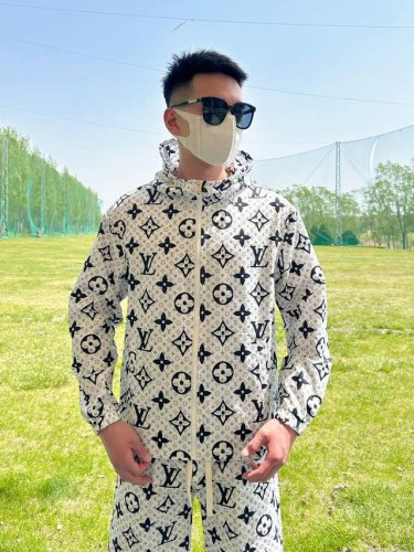 路易威登Lv 2025夏季防晒衣套装皮肤衣，采用进口轻尼龙科技面料制作，3D印花上身柔软舒适，防风防雨防晒，并且超级轻盈！款式更是时尚有型，五金全部客供，拉链刻