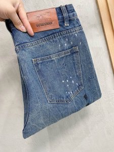Burberry 巴宝莉 男士时尚潮流大裤脚牛仔裤 官宣画册海报穿搭款 客供高级进口的丹宁原色面料 特选日本冈山纯正13Oz 盎司牛仔布料 重磅环保植物酵素水洗