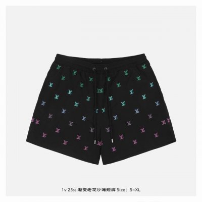 LV 25Ss 渐变老花沙滩短裤 采用78%再生聚酯+22%弹性纤维面料 全幅刺绣使用钩针技法 标识经12道渐变绣线工序 呈现交替色阶 金属铭纹端头为腰间抽绳注