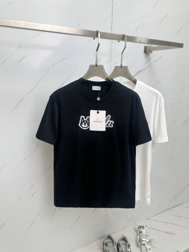 Mo 2025Ss夏季最新品，专柜同步有售，原单狠货，时尚休闲圆领短袖T恤，上身舒适！吸睛而有亮点，采用进口原版面料，顶级工艺字母图案Logo，简单而不失时尚，