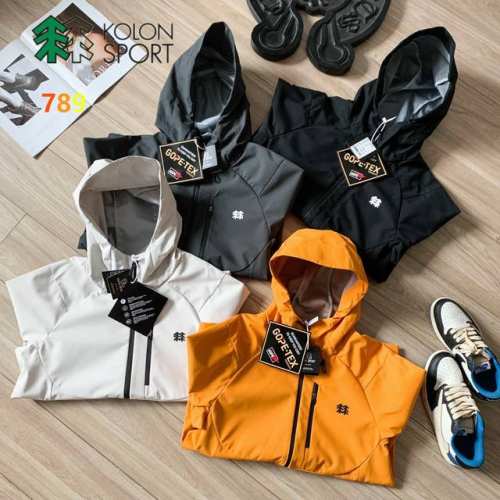 p250 kolon Sport可隆25年新品应季冲锋衣！采用了E3D剪裁，满足人体工程学三维设计，运动起来更加合身，减少对手臂的限制。最新科技复合防水面料，增