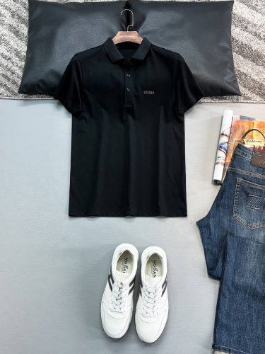 杰尼亚-重磅推荐！2025春夏新品.专柜在售 时尚高端男装polo-胸前字母Logo个性时尚 进口面料 极为亲肤舒适 摸上去非常的细腻，质感很好，舒软透气，整体