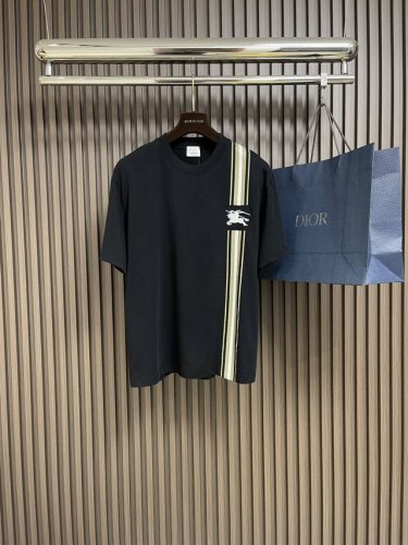 Burberry 竖条战马刺绣短袖T恤，采用平织棉，点缀马术骑士徽标刺绣，采用圆领设计，呈现修身版型。整体走线平直细腻 面料舒适柔软 颜色一致无色差 能与同款搭