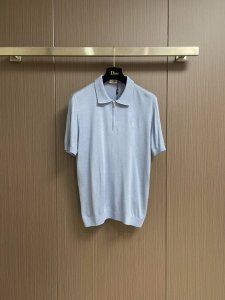 ysl 冰蓝色半拉链针织polo 这款冰蓝针织短袖 将法式优雅与时尚质感完美融合 冰蓝色调清新脱俗 似春日晴空 带来沁心凉意 半拉链设计增添利落感与细节层次 品