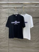 Ss巴宝莉纯棉最新面料经典标识图案Logo时尚简约潮流短袖 最顶级的品质专柜原单短袖 顶级制作工艺进口面料 专柜款独特设计 采用进口高端订制面料 官网在售 面料