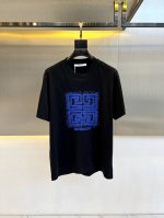 Given纪梵希、25春春夏系列棉质短袖T恤！采用100%长绒棉面料, 手感柔软细腻, 上身亲肤透气, 贴身穿非常舒服！胸前彩色线绣Logo图案撞色时尚立体。颜