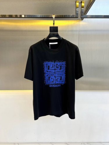 Given纪梵希、25春春夏系列棉质短袖T恤！采用100%长绒棉面料, 手感柔软细腻, 上身亲肤透气, 贴身穿非常舒服！胸前彩色线绣Logo图案撞色时尚立体。颜
