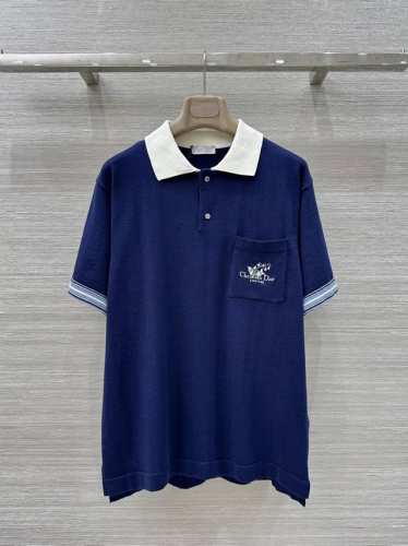 原单品质，独家首发 Miss D*25早春新品。男女同款，铃兰花刺绣休闲针织短袖上衣。加密纺棉质针织加Logo字母图案时髦帅气，男女同款宽松版型超百搭！立体剪裁