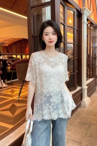 夏季新款上新 真丝乔其短袖 重工定位刺绣 领口手工珠链，侧开衩 超重工 细节满满真丝面料 舒适透气上身显瘦又大气 超级百搭款 颜色：米色 粉色 码数：M~Xxl