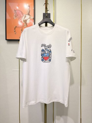 p210 Bally 时尚休闲圆领短袖，时尚单品设计，更加时尚舒适，高标准定制，宽松版型，上身非常有型，春夏秀场的潮流主题。为休闲造型注入清新活力。男女同款 采