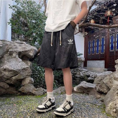 阿迪达斯Adidas三叶草唐装龙短裤刺绣百搭情侣款休闲百搭男女同款短裤 *采用绸缎数码立体面料带冰感！ *宽松版型做工非常好质量非常棒！细节拿捏的非常不错！面料