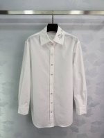 chane*25春夏系列新款 经典刺绣白衬衫 上身很抬气质 是衬衫也可以当外套，面料做的立挺更有胫骨 不挑场合也不挑搭配 翻领单排扣 独特的领口刺绣点缀 廊版版