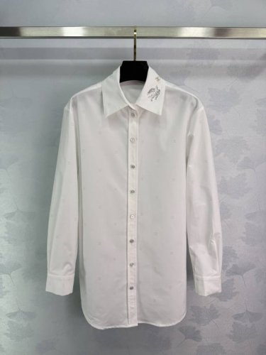 chane*25春夏系列新款 经典刺绣白衬衫 上身很抬气质 是衬衫也可以当外套，面料做的立挺更有胫骨 不挑场合也不挑搭配 翻领单排扣 独特的领口刺绣点缀 廊版版