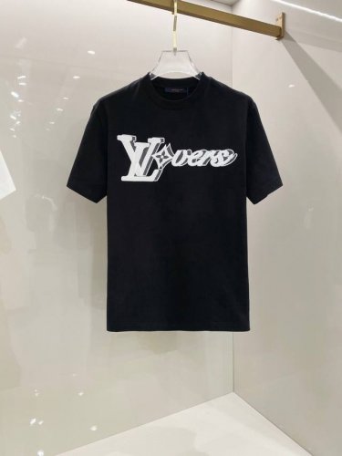 lv 2025早春新款男女同款短袖T恤，！定制专属纯棉面料，定制原版工艺螺纹，胸前重工字母Logo工艺设计！简约大方，从容百搭，档次极高，完美融入时尚还有风情感