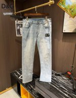 P200D&G 2025最新爆款牛仔裤，采用欧洲进口客供面料！原版五金辅料！重工洗水牛仔工艺、面料超高做工完美出货，手感柔软细腻舒适，面料微弹，后腰皮牌五金设计