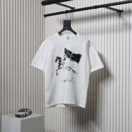 Burberry 巴宝莉 25Ss 做旧战马短袖T恤 面料采用定制240G 26支特滑双股精棉平纹高密无尘全棉布料 前幅高密度加厚 走线平整 代工品质 全套定制