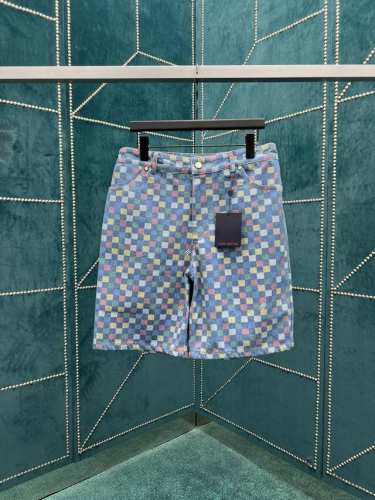 驴家 25Ss春夏新款青年布短裤以缤纷原色描绘新季 Lv Vers Damier 图案，其间穿插 Marque L.Vuitton DéposéE 标识。珠光铆