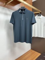 迪奥 2025春夏经典的polo领设计 搭配简洁的单排扣 线条利落流畅 巧妙修饰颈部线条 彰显优雅绅士格调 左胸处精致的品牌标识 采用无痕压胶工艺 细腻而平整